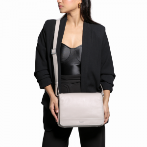 Riccardo Ferducci_028422 045_Flap bag_Leder_beige_Damen_1_2022