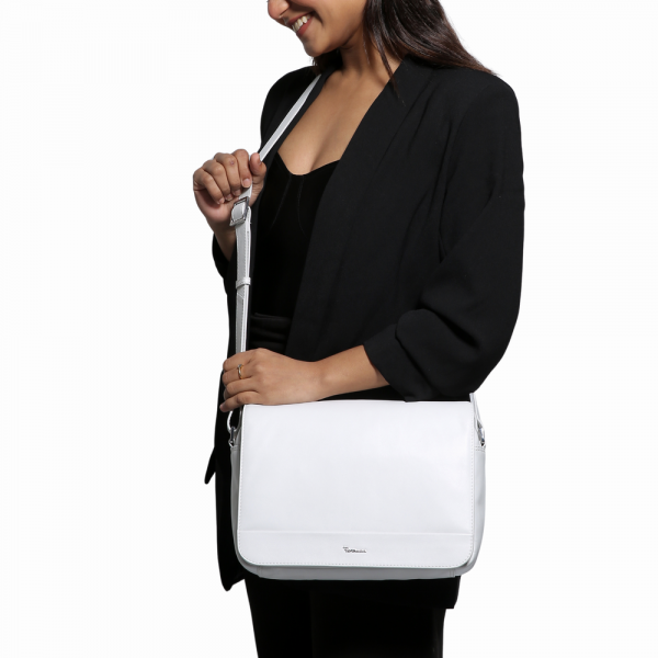 Riccardo Ferducci_028423 004_Flap bag_Leder_weiss_Damen_5_2022
