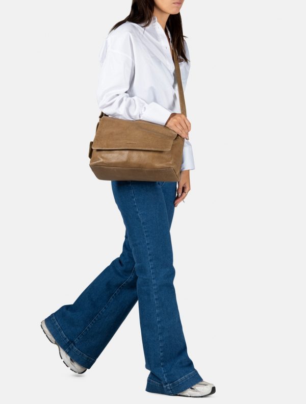 Burkely_BU1000310.84 28_JUST JOLIE MESSENGER BAG_Leder_khaki_Unisex_5_2022