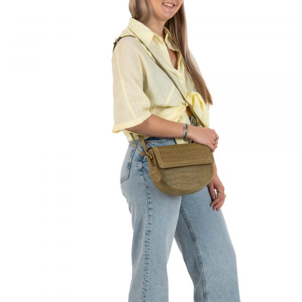 Burkely_BU1000183.29 72_ICON IVY HALF MOON BAG_Leder_gummy green_Unisex_5