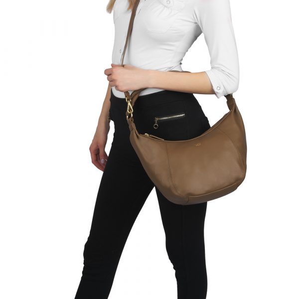 Riccardo Ferducci_018410 059_Hobo bag mit LED-Licht-Fach_Leder_cognac_Damen_5