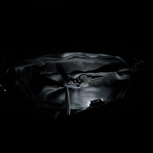 Riccardo Ferducci_018422 002_Crossover mit LED-Licht-Fach_Leder_schwarz_Damen_2