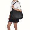 Riccardo Ferducci_018413 002_Hobo bag mit LED-Licht-Fach_Leder_schwarz_Damen_5